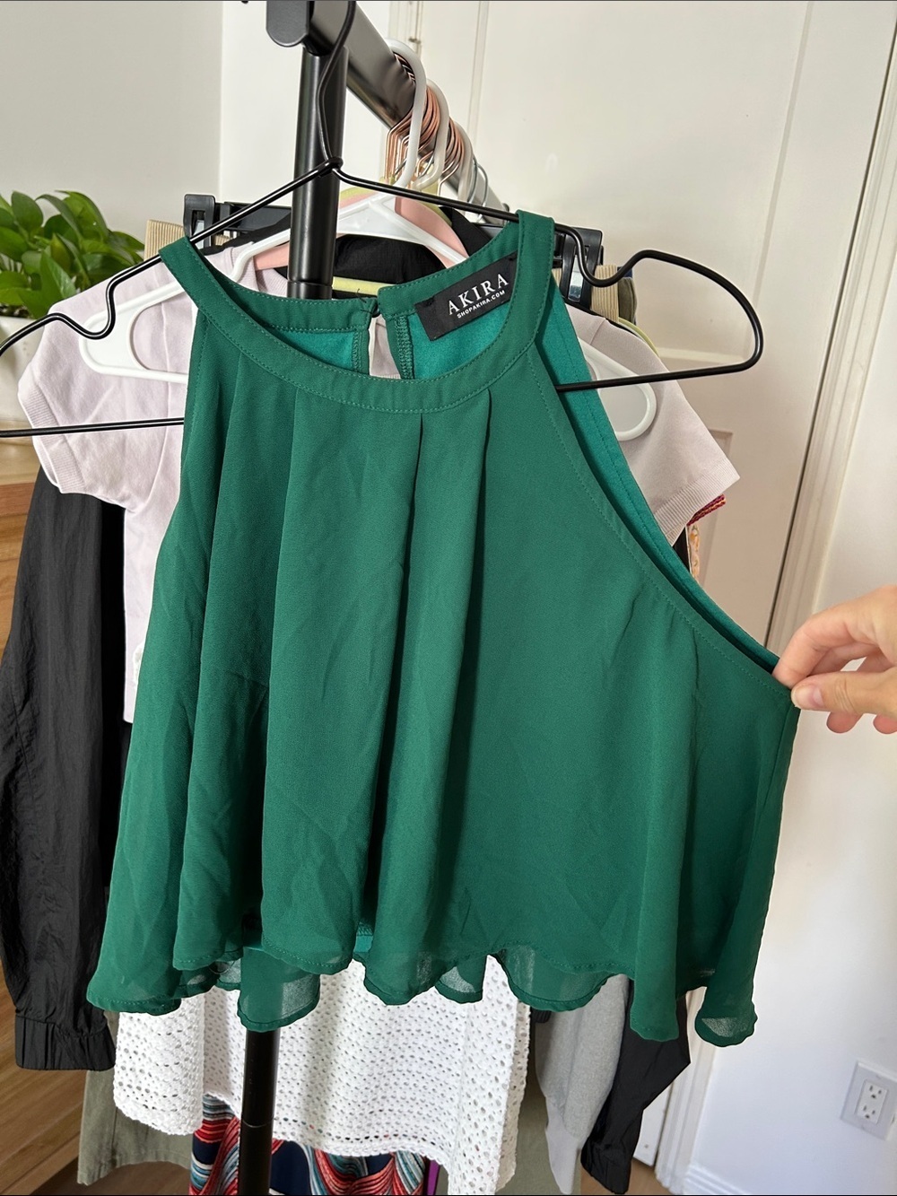 Women’s AKIRA Crop Tank. Size Medium. PTP 18”. Flowy. Keyhole back. Has liner.